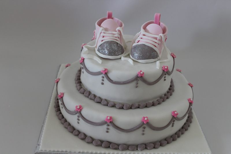 עוגת שתי קומות נעלי תינוק מפוסלות